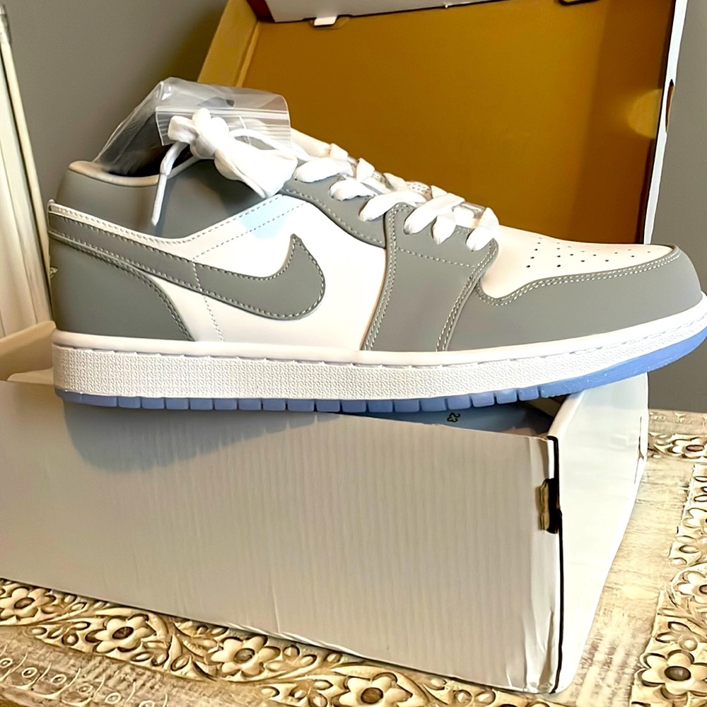 Air Jordan 1 Low 11.5 White/Wolf Grey-Aluminum (Men 9.5)